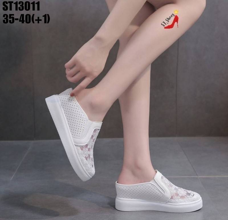 รองเท้าผ้าใบเปิดส้นแต่งลายลูกไม้ (สีดำ)