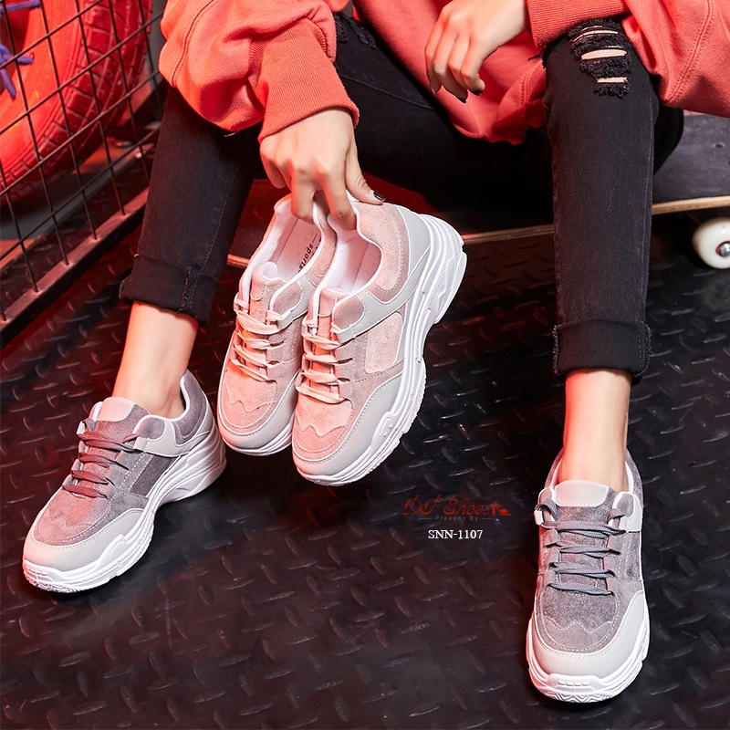 รองเท้าผ้าใบแฟชั่นทรงSportหนังกลับ (สีเทา)