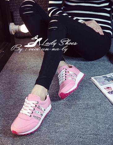 รองเท้าผ้าใบทรงสปอร์ตแต่งลาย (สีดำ)