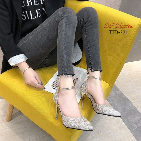 รองเท้าคัทชูส้นสูงแต่งลายเส้น (สีทอง)