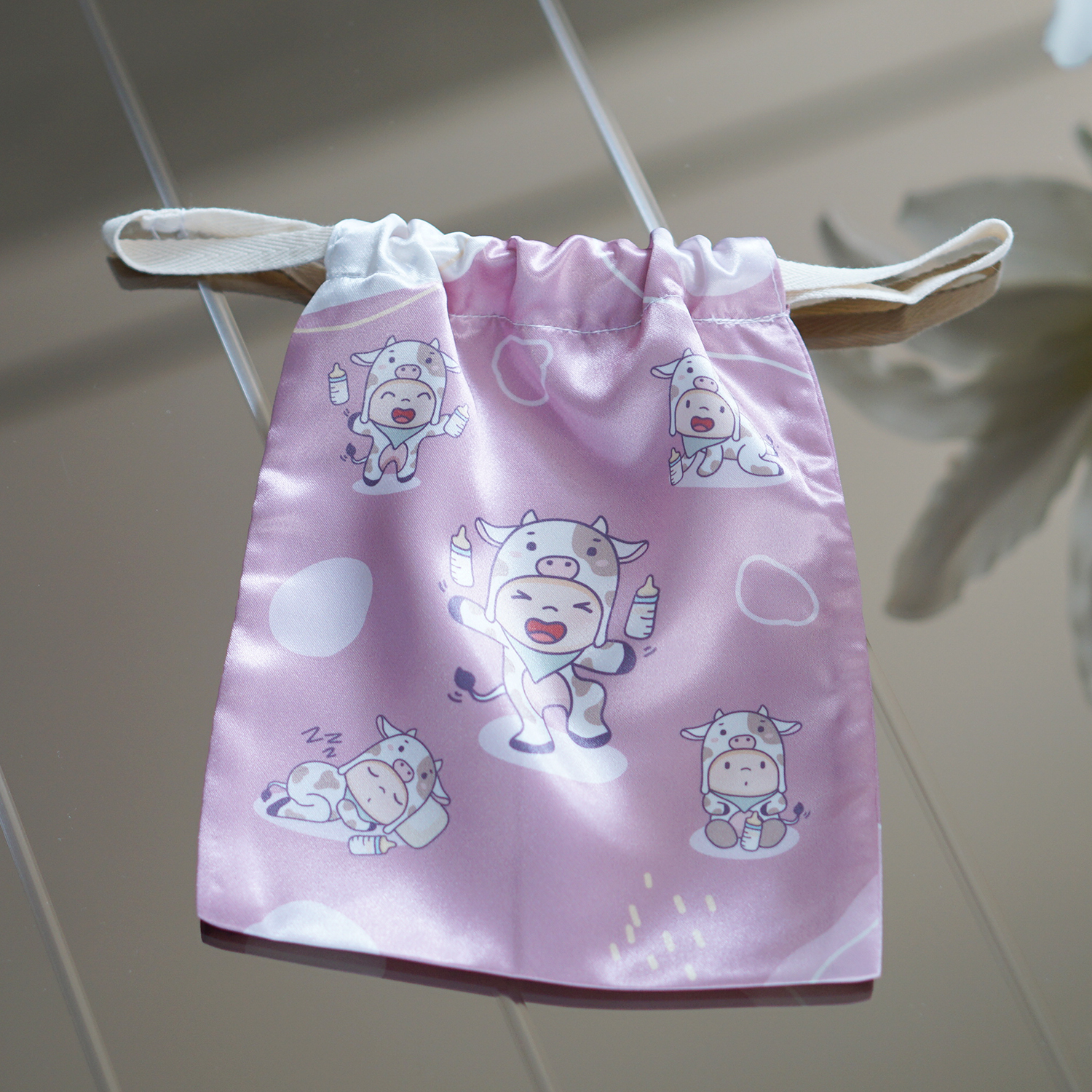 ถุงผ้าซาติน ลาย Cow 2 - Pink