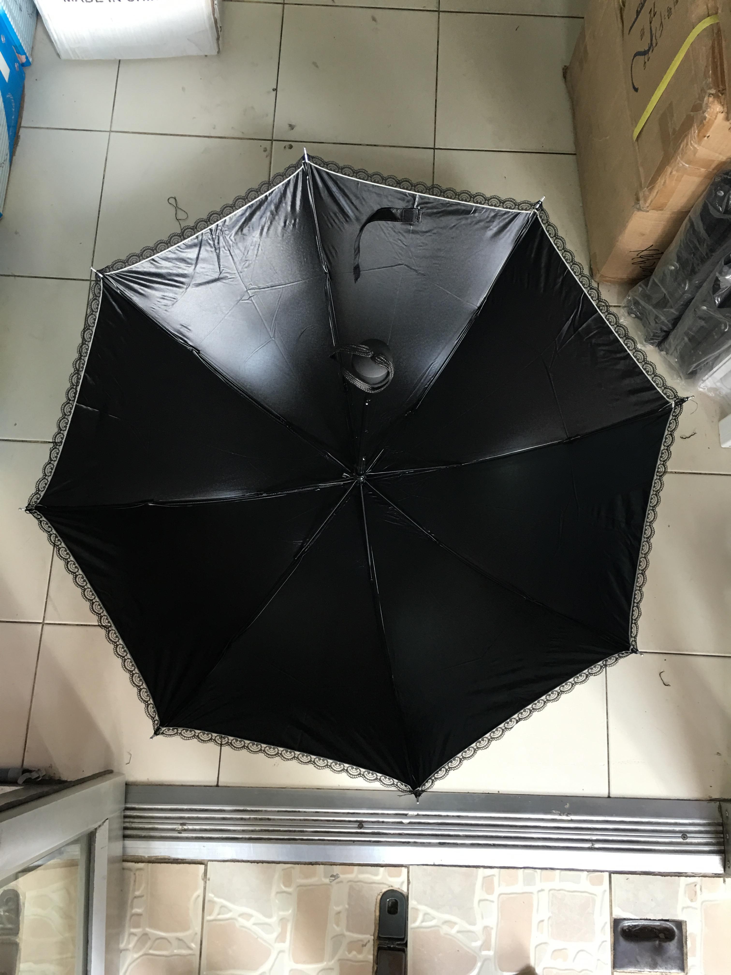 ร่มโค้งแฟชั่นลายดอกไม้มีระบายยูวีสีดำ