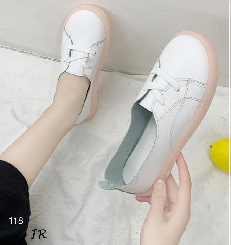 รองเท้าผ้าใบหนังนิ่มเรียบ