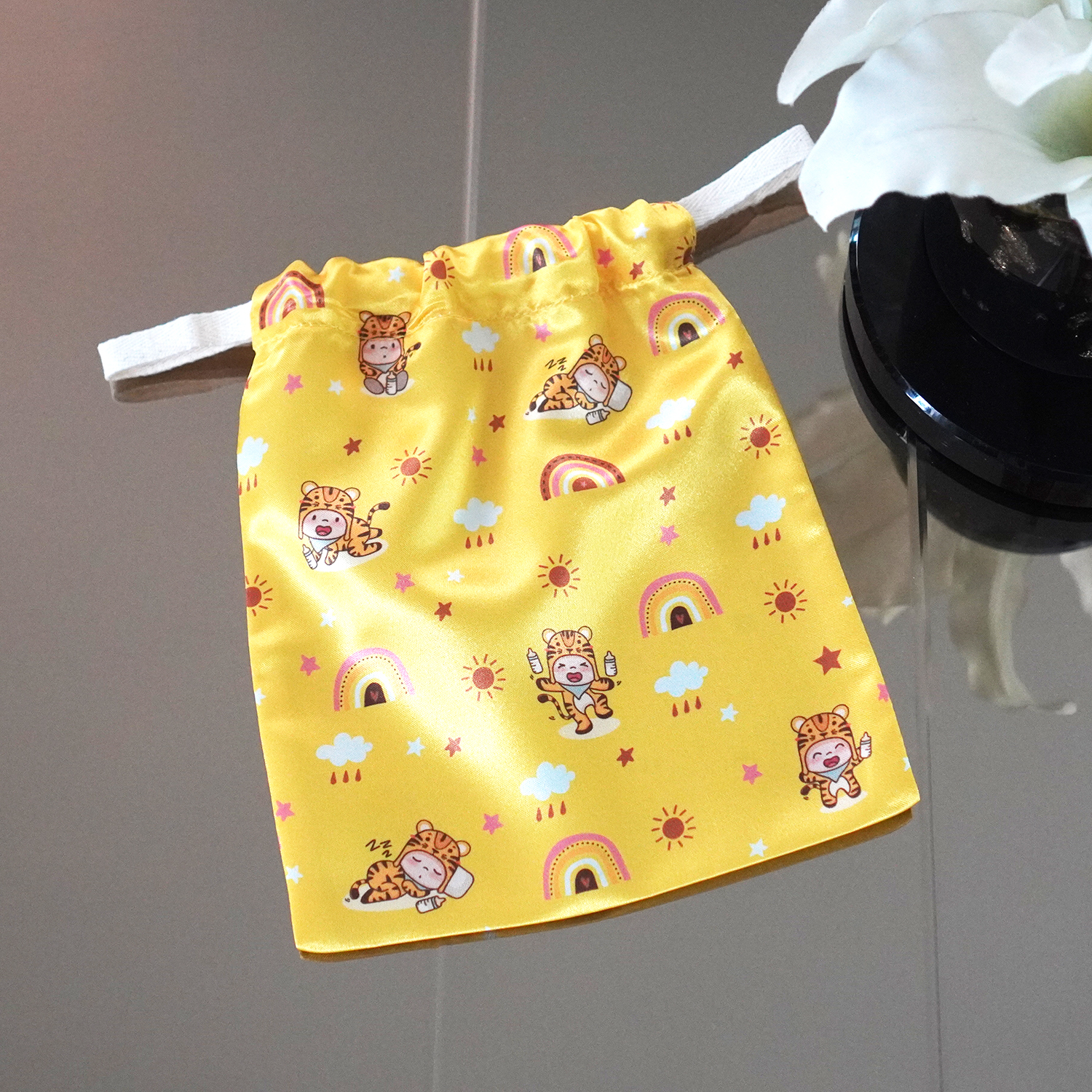 ผ้าคลุมให้นม 3in1 (รุ่นมีกระดุม ถอดโครงได้) แบบสั่งทำใส่ชื่อ ลาย Baby Tiger - Yellow