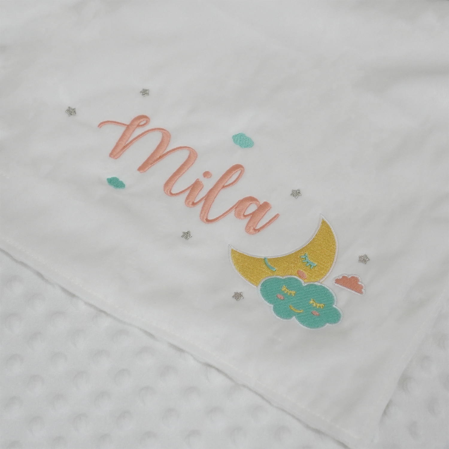 ผ้าห่ม Minky - สีขาว 75x100cm แบบปักชื่อ+การ์ตูน - Moon2