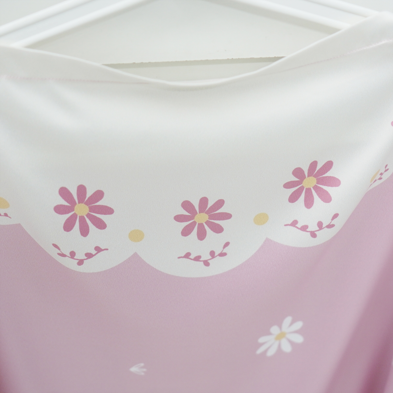 ผ้าคลุมให้นม 3in1 (รุ่นมีกระดุม ถอดโครงได้) แบบสั่งทำใส่ชื่อ ลาย Daisy - Pink