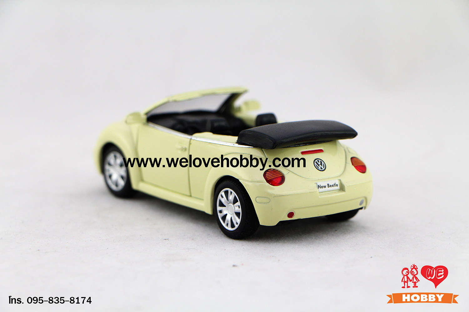 โมเดลรถ Volkswagen New Beetle Convertible (2003) สีเหลืองอ่อน Mellow Yellow Scale 1:32
