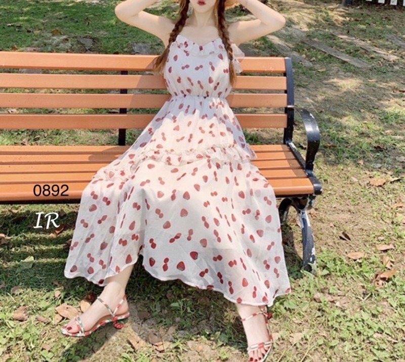 รองเท้าส้นเตี้ยแต่งลายสตอเบอรี่ (สีขาว)