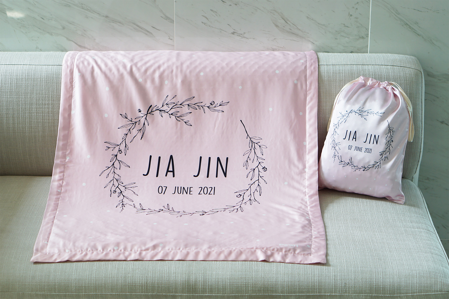 ชุดของขวัญเด็กแรกเกิด ผ้าห่ม ขนาด 75x100cm + ถุงผ้าซาติน ไซส์ L ลาย Leave Frame - Pink