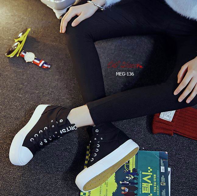 รองเท้าผ้าใบแฟชั่นเสริมส้นทรงหุ้มข้อ (สีดำ)