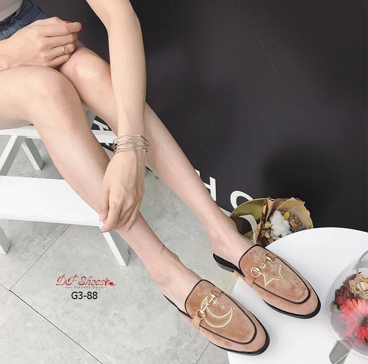 รองเท้าโลฟเฟอร์ปักลาย (สีกากี)