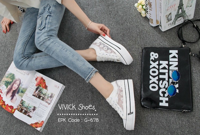 รองเท้าผ้าใบแต่งลูกไม้ลายดอก