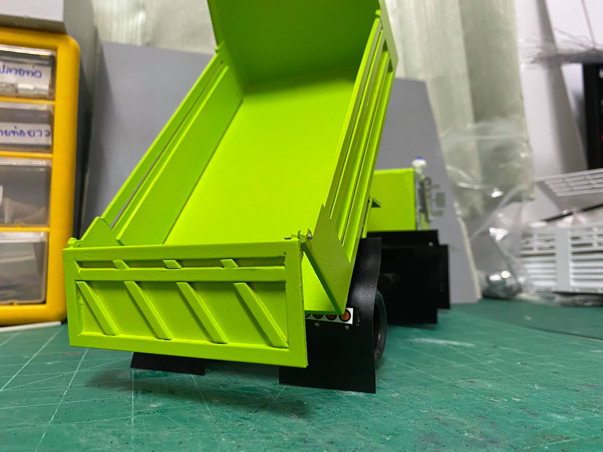 รถดั๊มพ์ 6 ล้อ อีซูสุร๊อกกี้ 1/24 พลาสติก