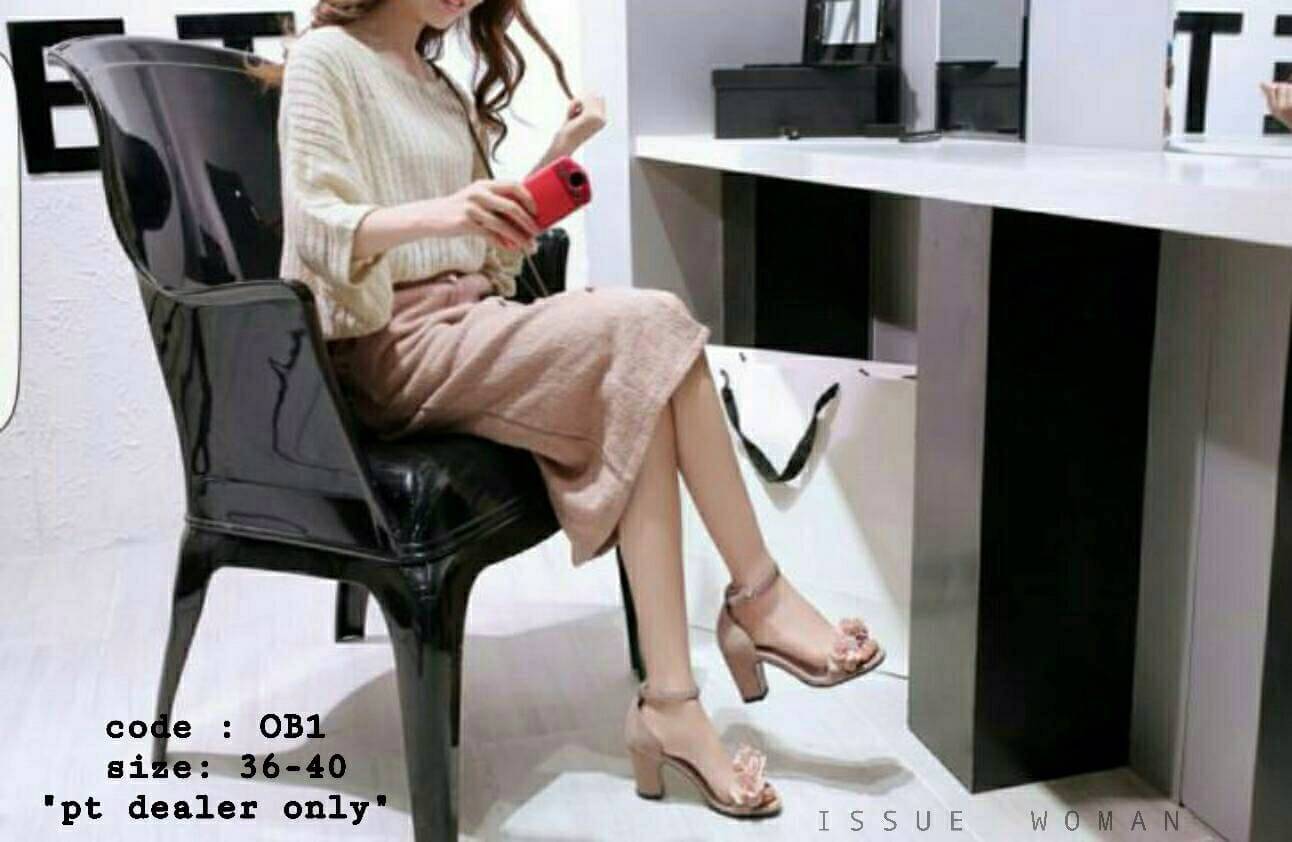 รองเท้าส้นตันแต่งดอกกุหลาบ (สีครีม)