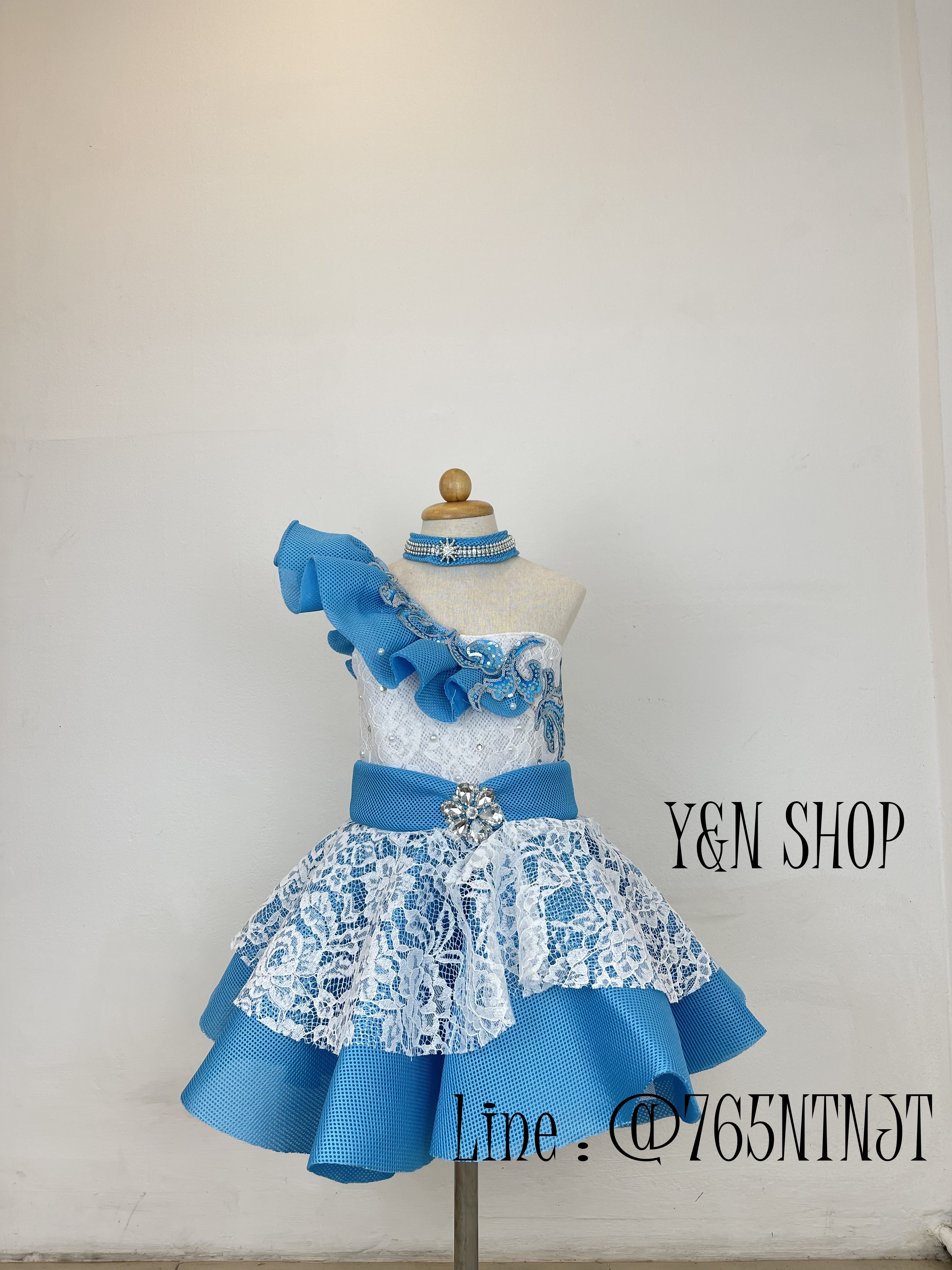 Y&NShop ชุดดรัมเมเยอร์ ชุดเชียร์ลีดเดอร์ เด็กผู้หญิงอนุบาล-ประถมต้น แบบชุดไหล่เคร์ป ลูกไม้ขาว