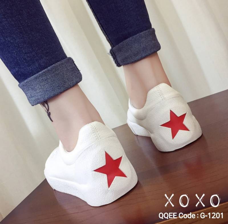 รองเท้าผ้าใบแต่งลายดาวหลัง (สีดำ)