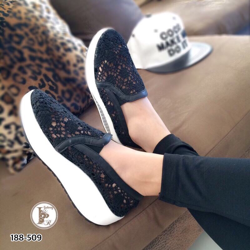 รองเท้าลูกไม้ทรง Slip On (ครีม)