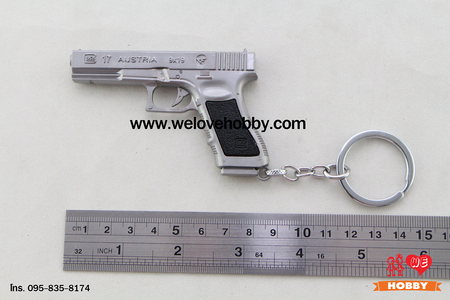 พวงกุญแจ PUBG (PLAYERUNKNOWN'S BATTLEGROUNDS) : ปืนพกแม็กกาซีน P18C Pistol (Glock 18C) สีเทาอะลูมิเนียม พร้อมซองใส่ปืน