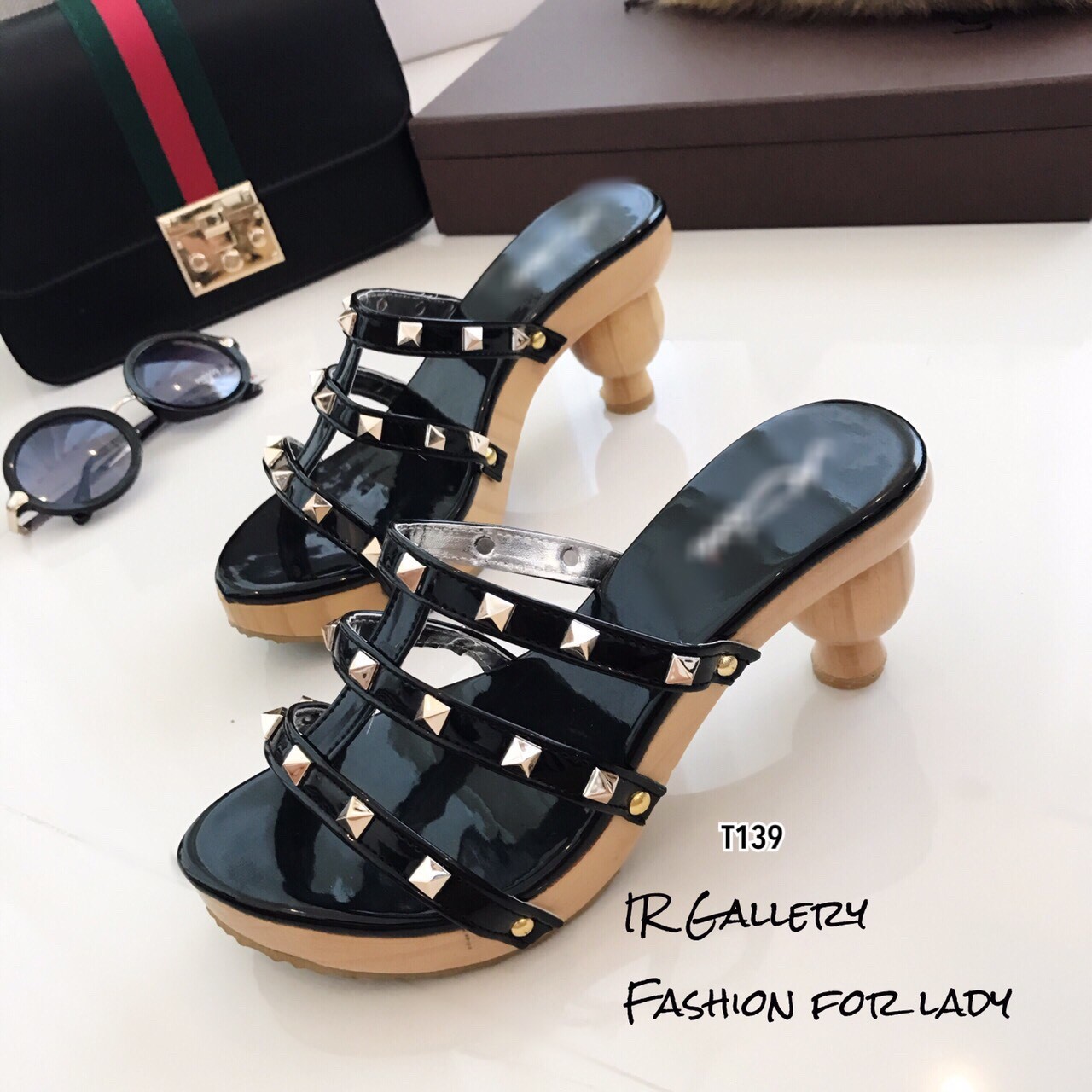 รองเท้าเปิดส้น Style Valentino (สีดำ)