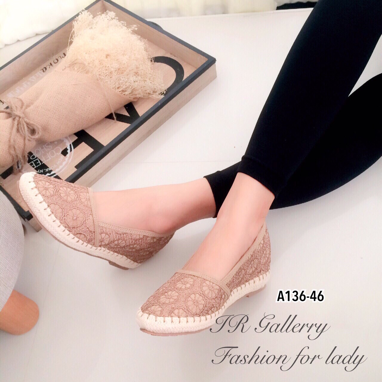 รองเท้าคัทชูลูกไม้ส้นเตารีด (สีแทน)