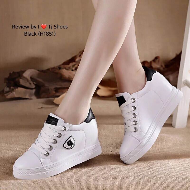 รองเท้าใบพียูเสริมส้นแต่งโลโก้ (สีดำ)