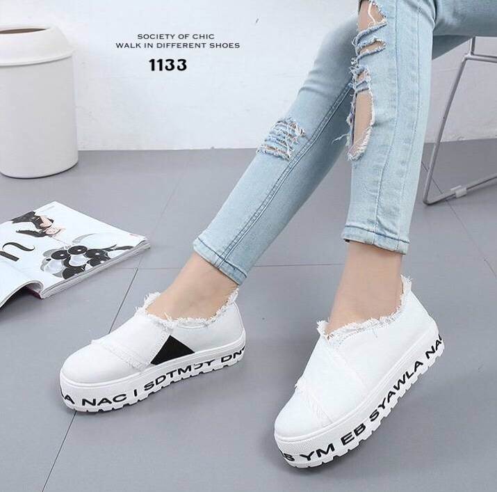 รองเท้าผ้าใบทรงslip onแต่งชาย (สีขาว)