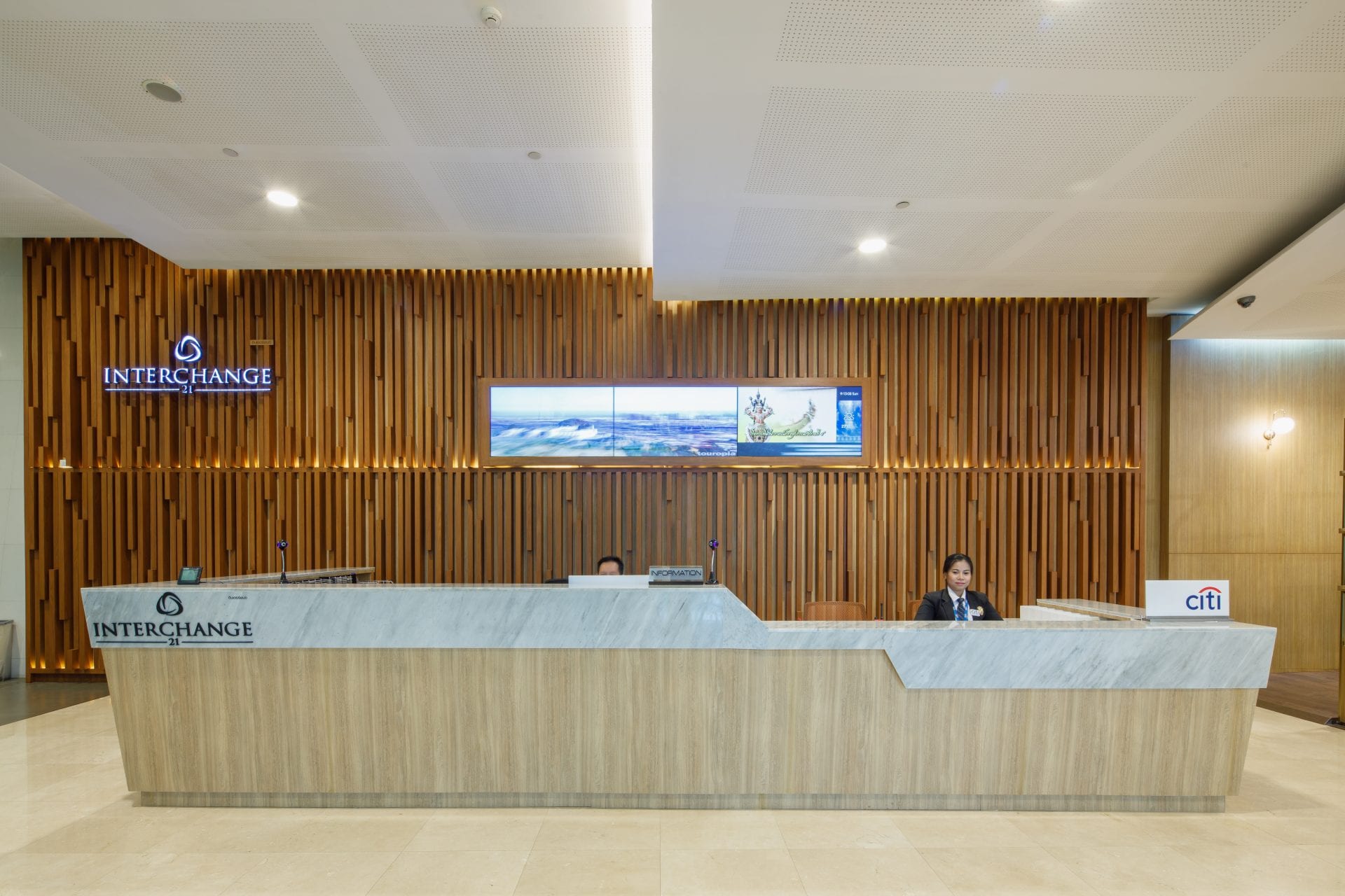 อาคารอินเตอร์เชนจ์ 21 (Interchange 21) สำนักงานให้เช่า เกรด A ย่านสุขุมวิท อโศก ใกล้รถไฟฟ้า BTS และ MRT