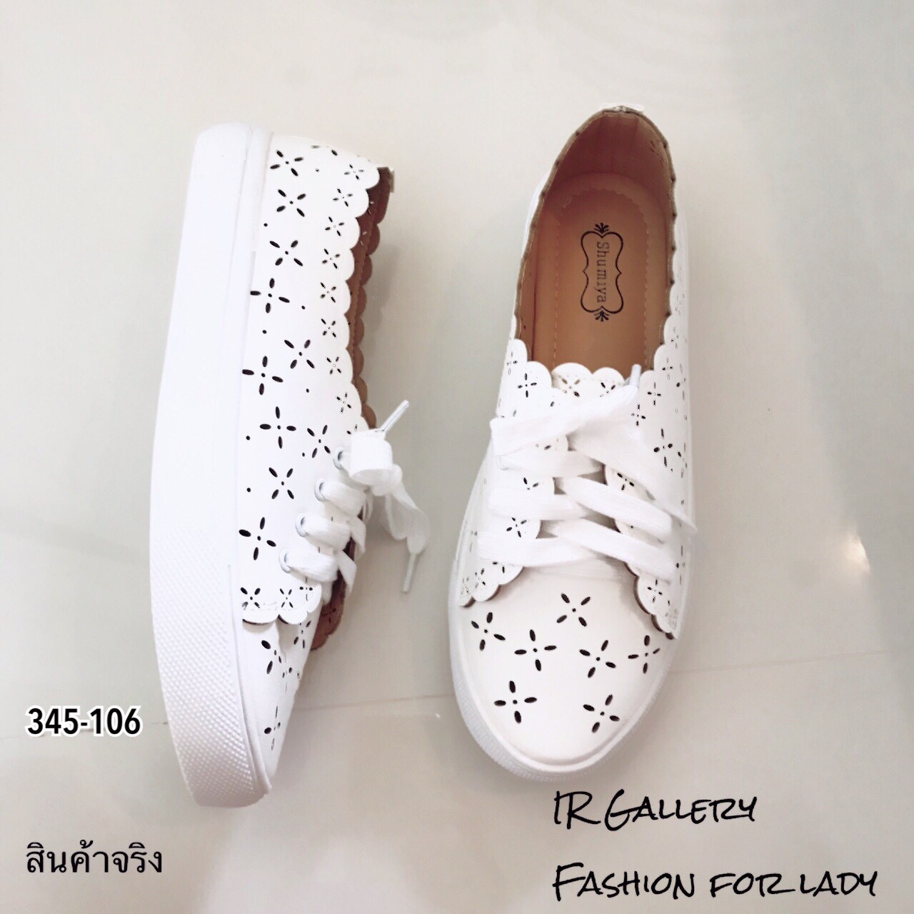 รองเท้าผ้าใบทรงคัทชูฉลุลาย (สีดำ)