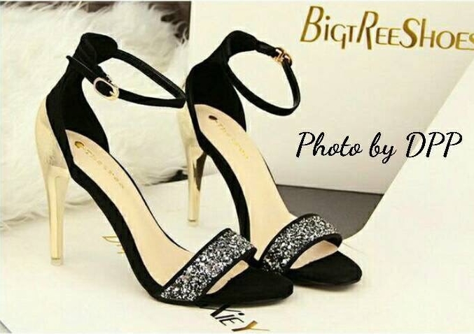 พร้อมส่ง : รองเท้าส้นทอง (สีทองอ่อน)