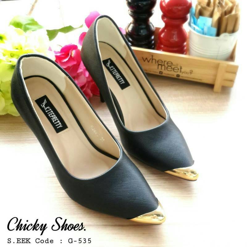 รองเท้าคัทชูหัวแหลม Zara (สีครีม)