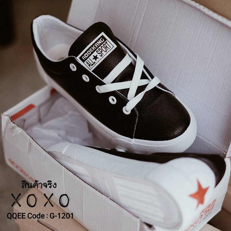 รองเท้าผ้าใบแต่งลายดาวหลัง (สีดำ)