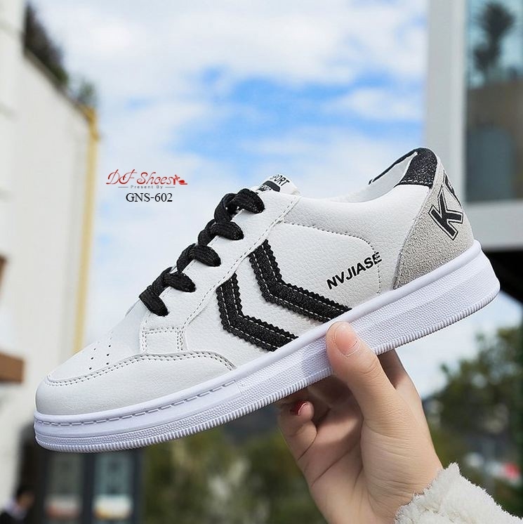 รองเท้าผ้าใบแต่งแถบกลิตเตอร์ (สีเทา)