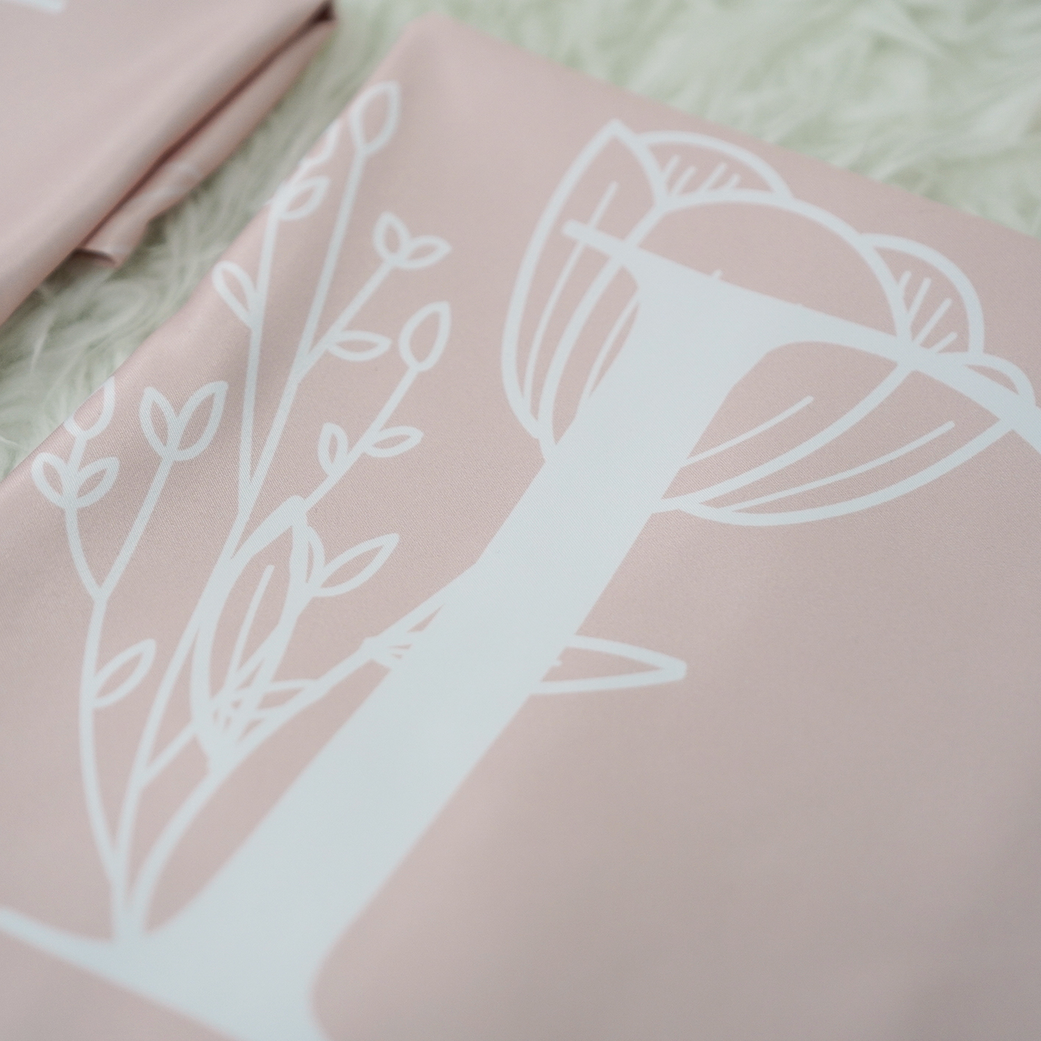 ปลอกหมอนหนุนคู่ พิมพ์ลายเต็มผืน Botanical - Light Pink