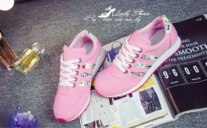 รองเท้าผ้าใบทรงสปอร์ตแต่งลาย (สีดำ)