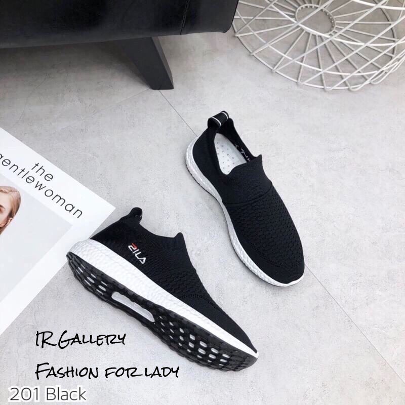 รองเท้าผ้าใบทรงสวมแต่งโลโก้ (สีขาว)