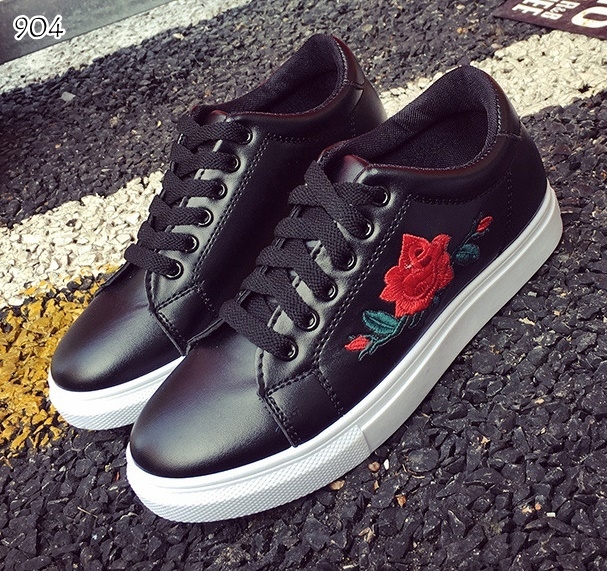 รองเท้าผ้าใบพียูลายกุหลาบ (สีขาว)