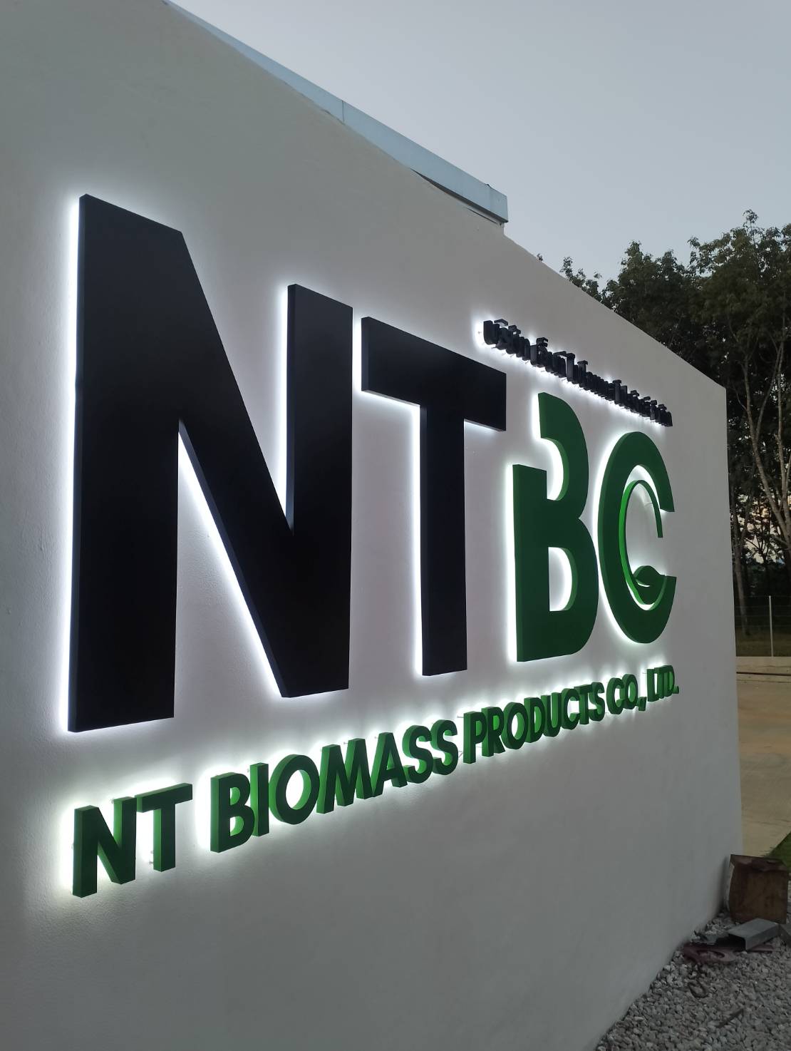 ป้ายอักษรเเสตนเลสพ่นสี+ไฟออกหลัง '' NTBC ''