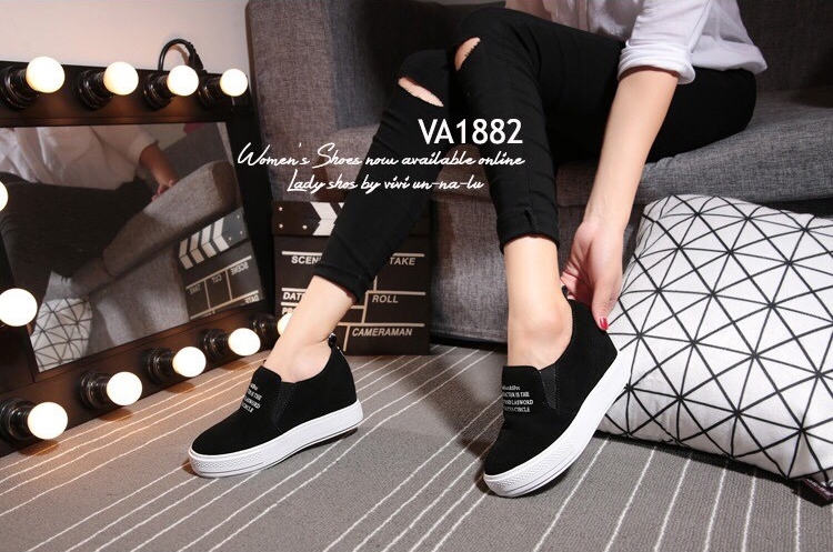 พร้อมส่ง : รองเท้าผ้าใบเสริมส้นสไตล์เกาหลี (สีดำ)