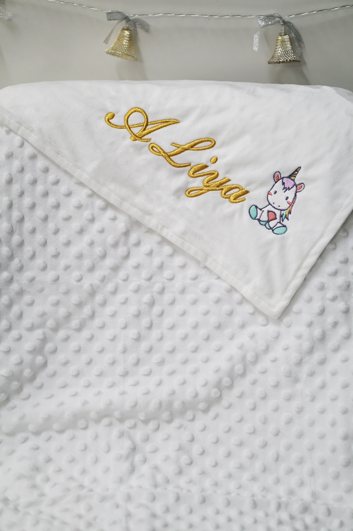 ผ้าห่ม Minky - สีขาว 75x100cm แบบปักชื่อ+การ์ตูน - Unicorn