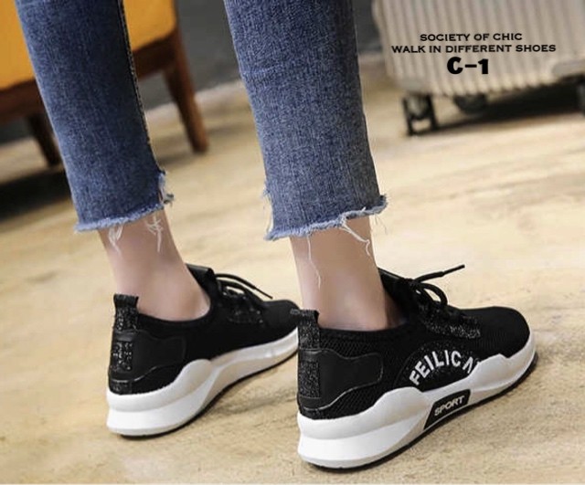 รองเท้าผ้าใบแฟชั่นทรงสปอร์ตสกรีนลาย (สีขาว)