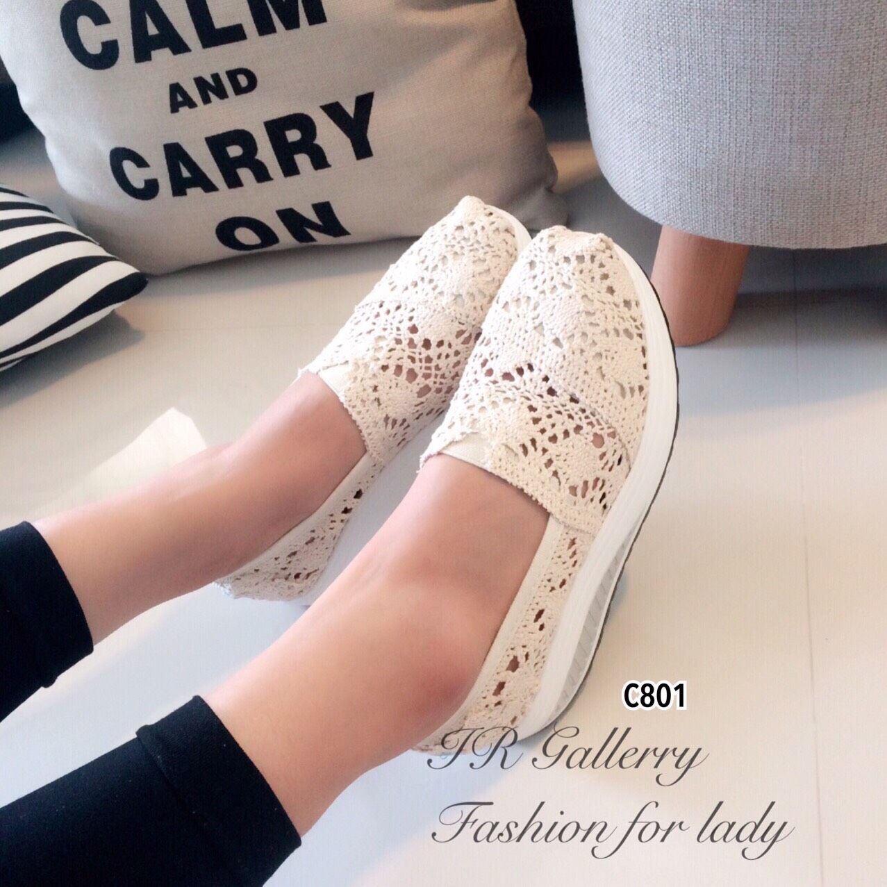 รองเท้าผ้าใบเสริมส้นลายลูกไม้ (สีกรม)