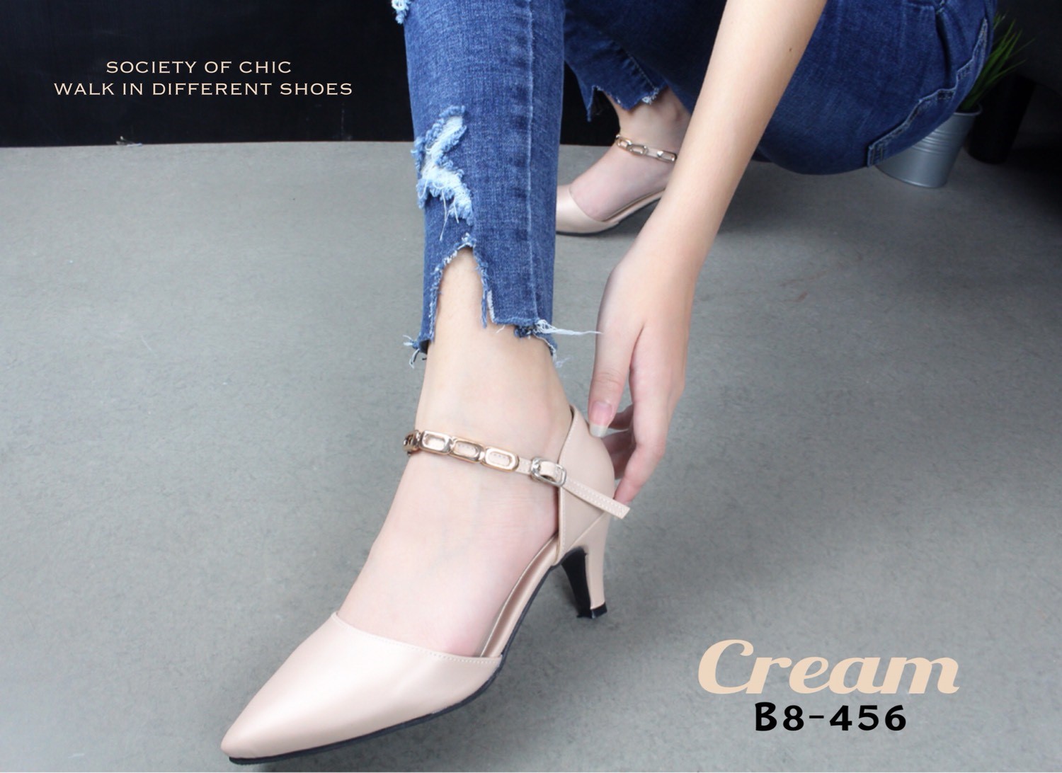 รองเท้าคัทชูส้นเตี้ยแต่งอะไหล่ (สีแดง)