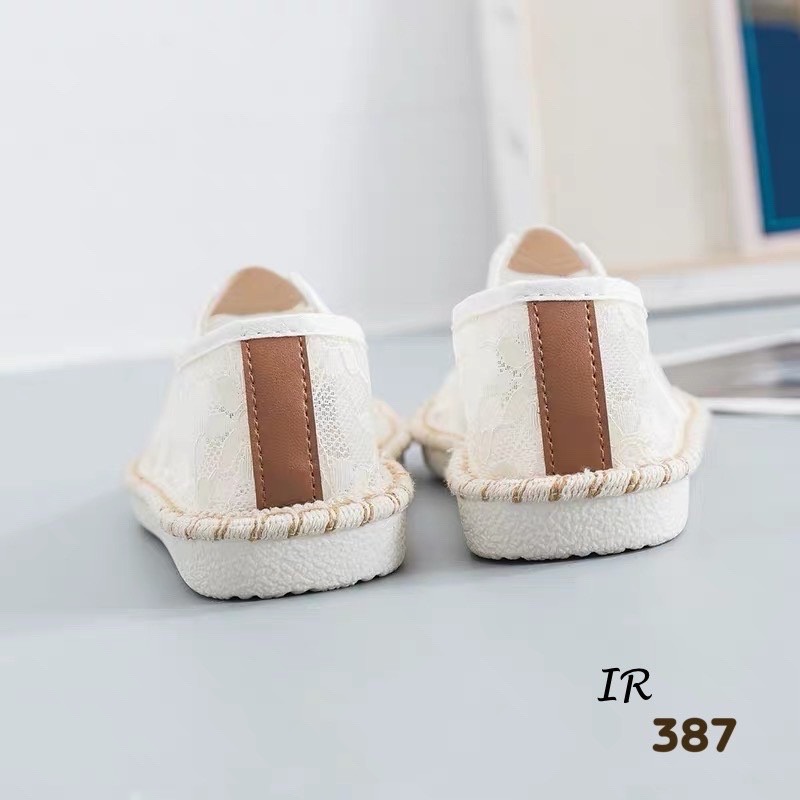 รองเท้าลูกไม้ทรงสวมขอบปอ