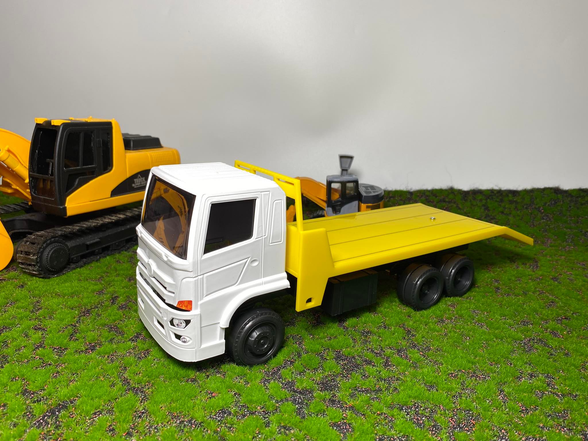 โมเดลรถ 10 ล้อ รถย้ายรถขุดจำลอง 1/24 รถบรรทุกหม่ำโมเดลรถเทรนเลอร์ ของเล่นเด็กผู้ชาย toy