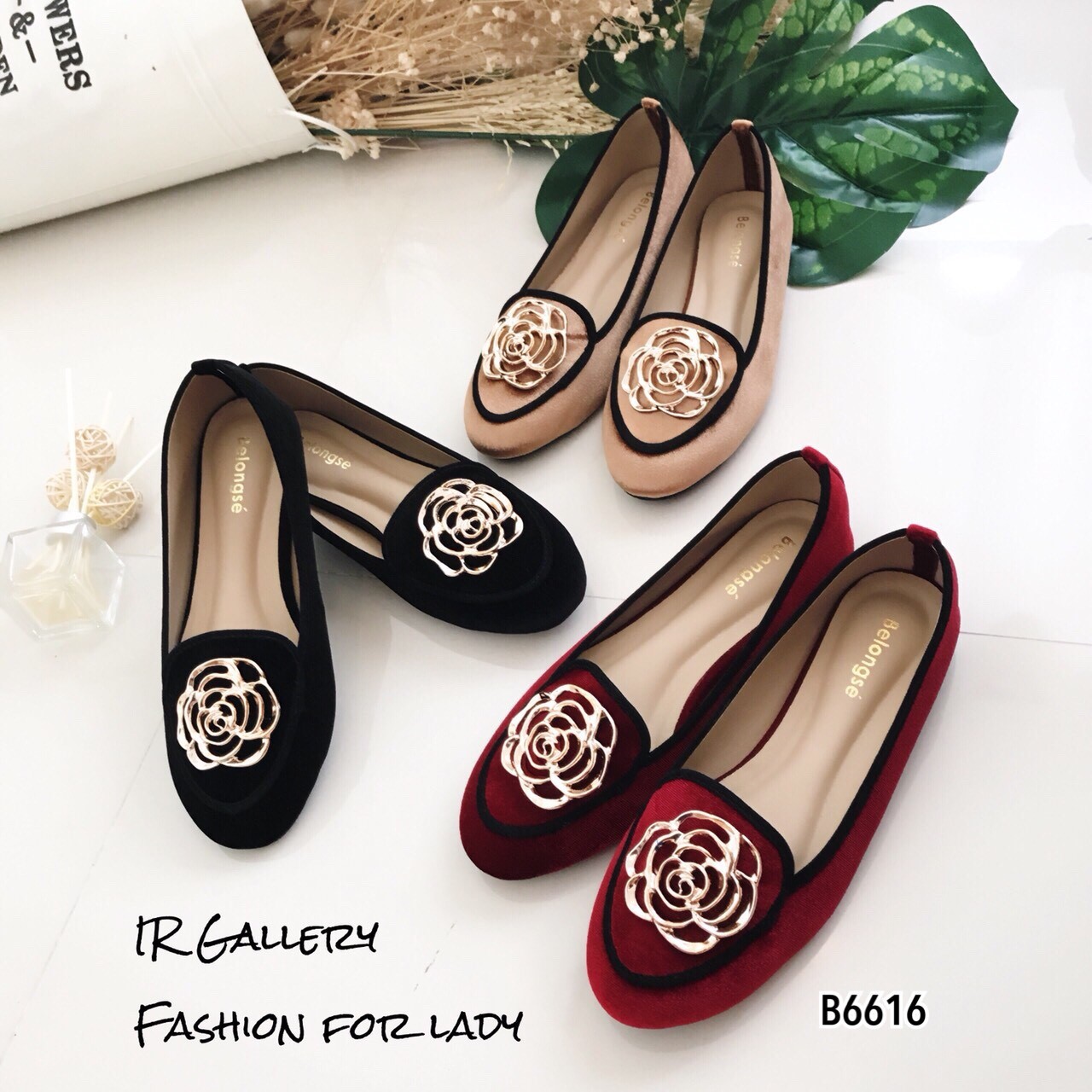 รองเท้าคัทชูแต่งอะไหล่กุหลาบทอง (สีดำ)