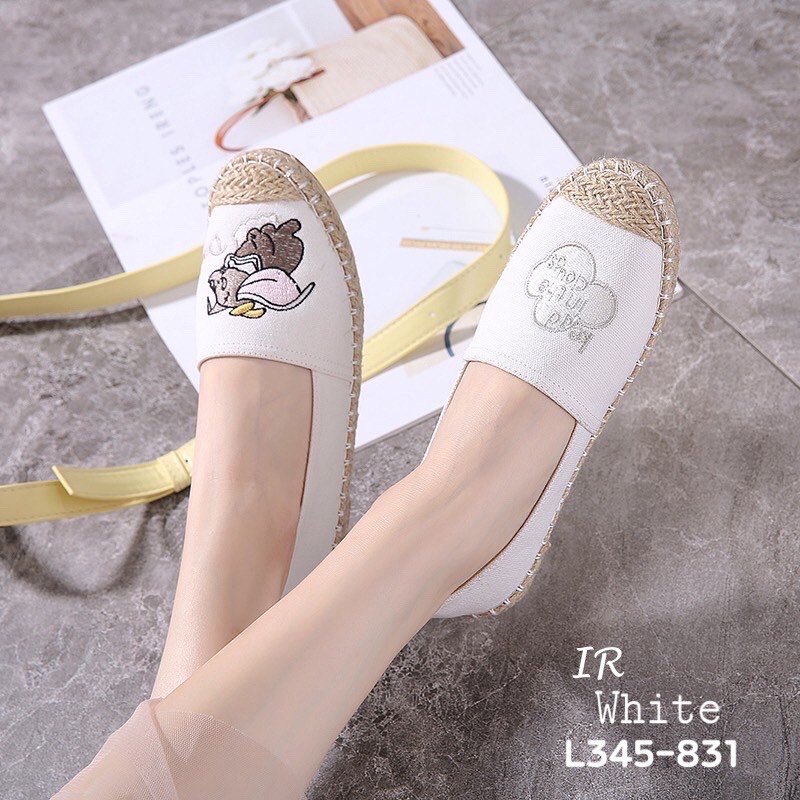 รองเท้าลำลองแบบสวมปักลาย (สีขาว)