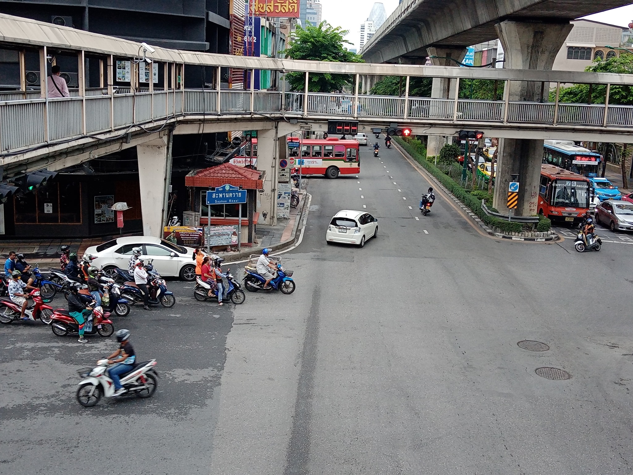 Land for long-term lease of 30 years in Phaholyothin-Sutthisan-Inthamara area. Near BTS Saphan Kwai 1.5 km.