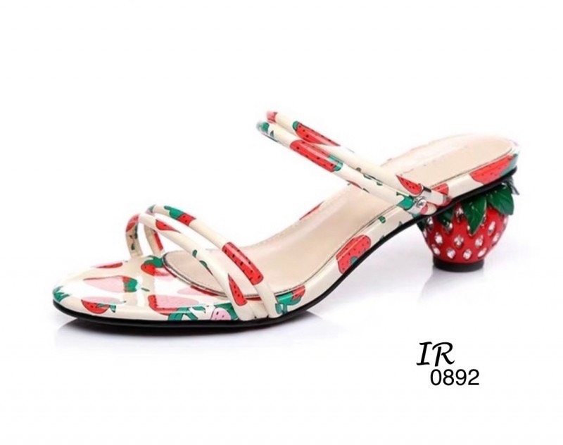 รองเท้าส้นเตี้ยแต่งลายสตอเบอรี่ (สีขาว)