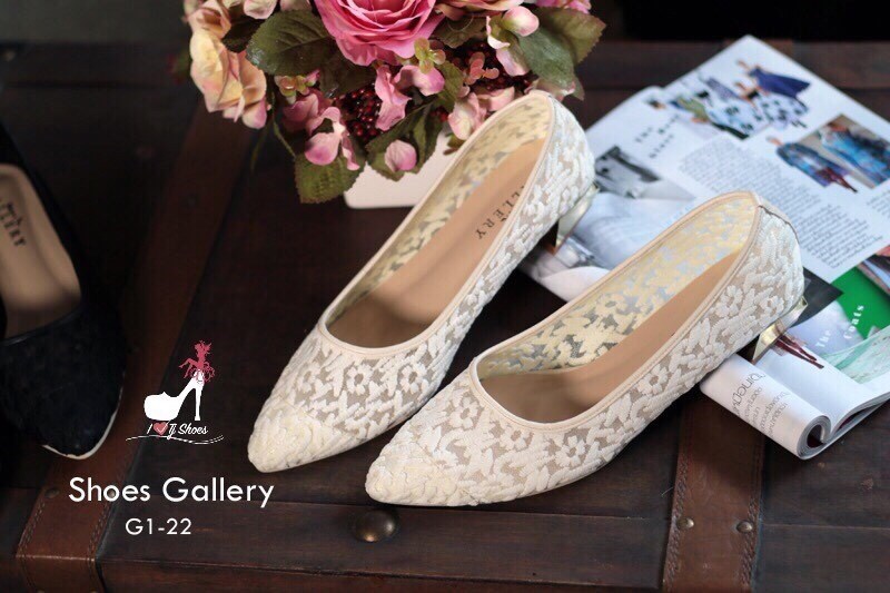 พร้อมส่ง : รองเท้าคัทชูลูกไม้ส้นทอง (สีครีม)
