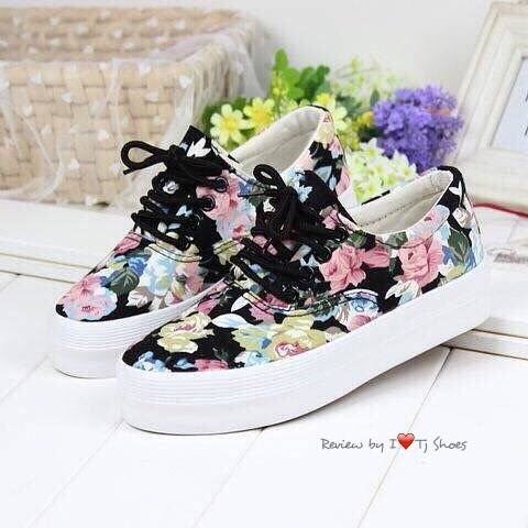พร้อมส่ง : รองเท้าผ้าใบลายดอกไม้หวานๆ (สีดำ)
